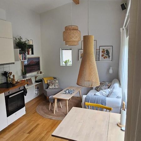 Tiny Grey House With Loft, 15 Min From City Center Gotemburgo Exterior foto
